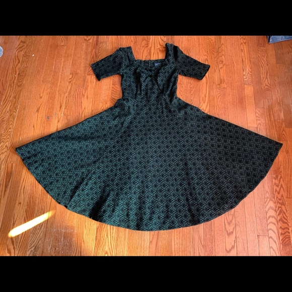 🚨SOLD🚨Collectif Vintage Brocade emerald green swing dress!! Size Large - Picture 3 of 13